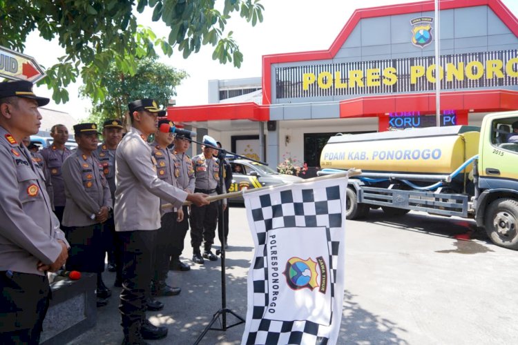 Polisi Beri Bantuan Air Bersih Untuk Ratusan Warga di 4 Desa Wilayah Ponorogo